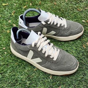 VEJA V-10 - Womens Sneakers - SIZE 6